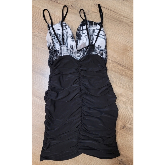 Entry dress size medium - Picture 5 of 7